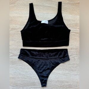2 piece set in black velvet. Size L.